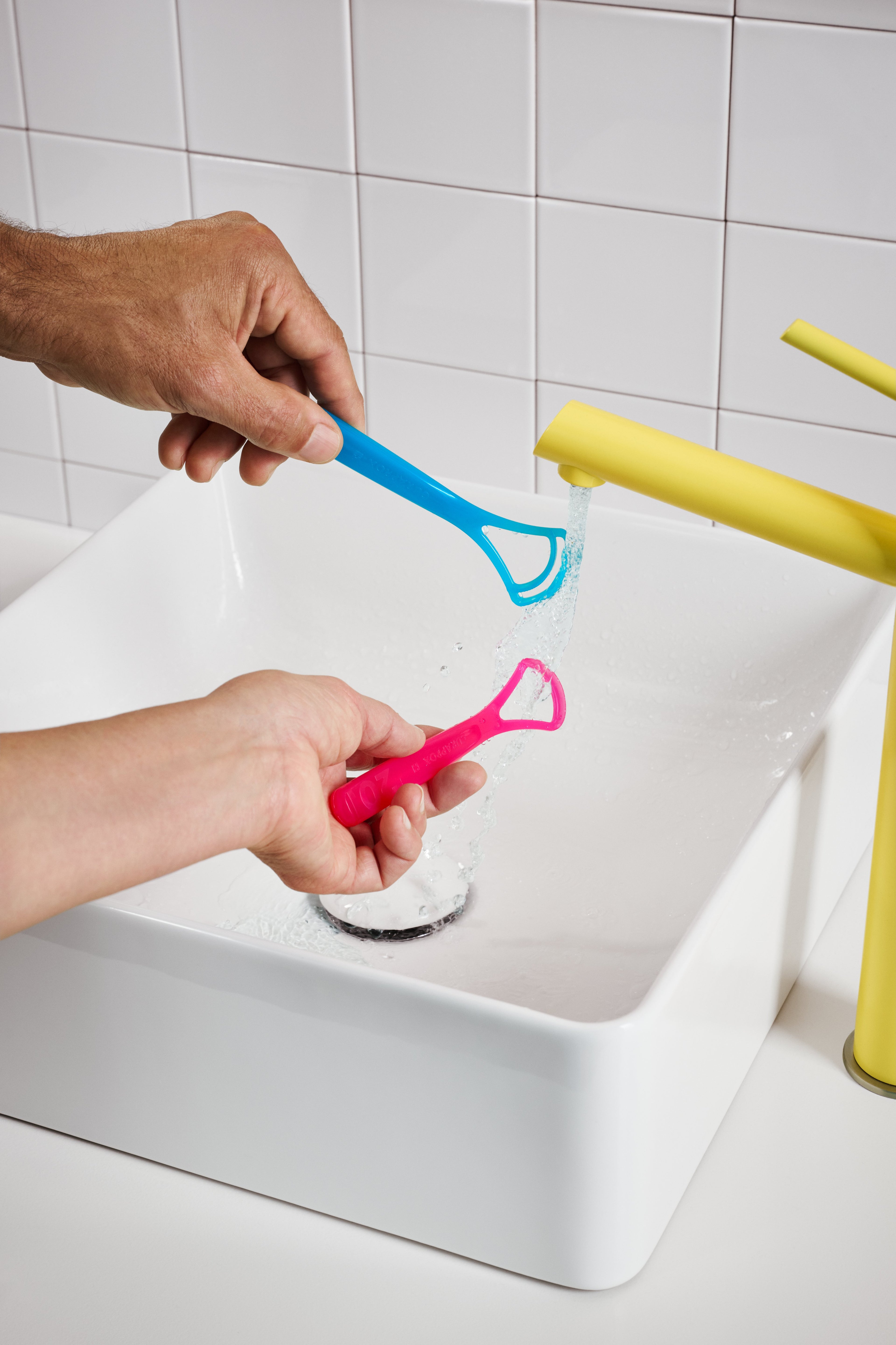 Editorial_Tongue scraper_Pink_Blue_Sink