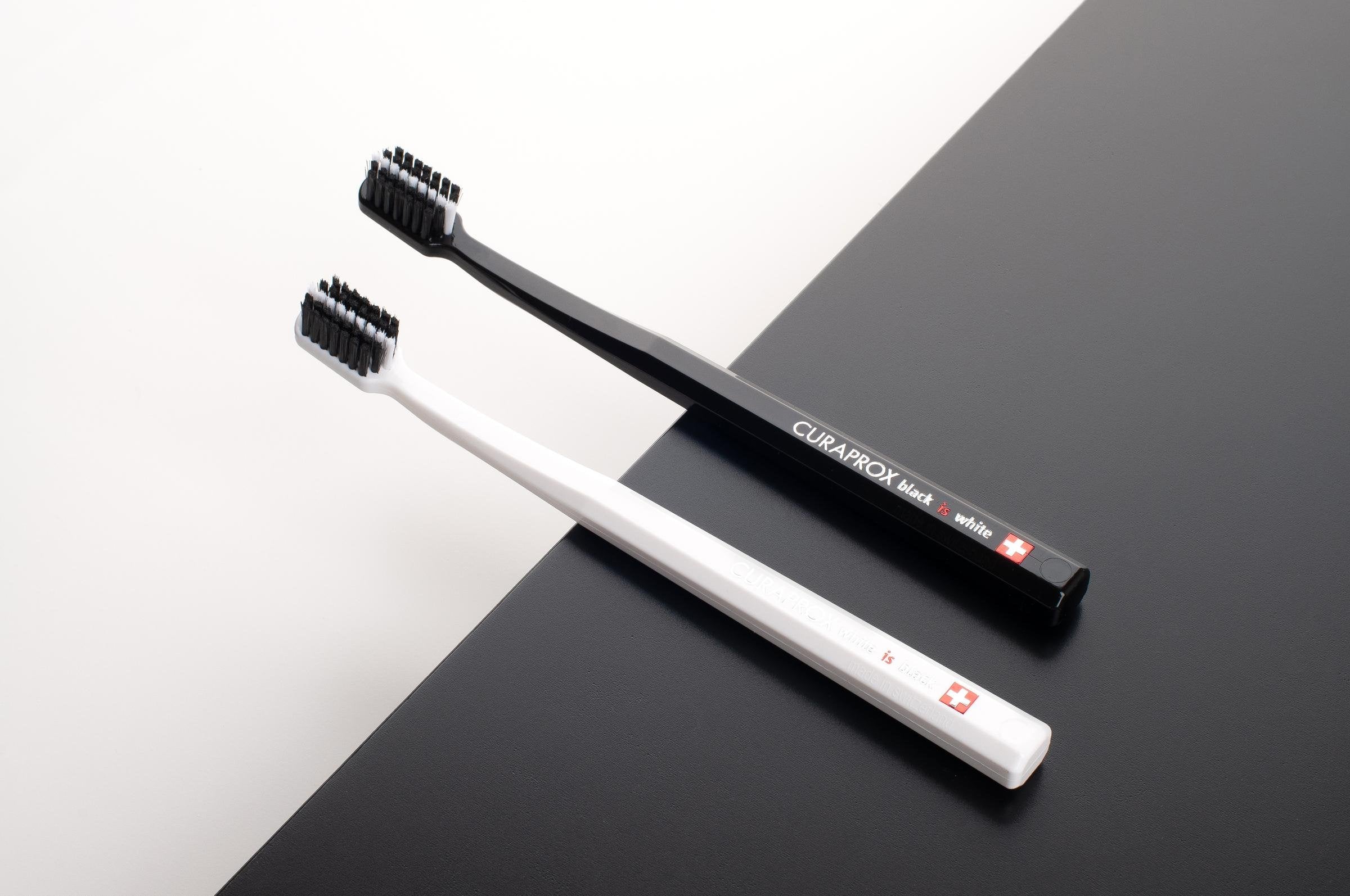 Editorial_Hydrosonic_Black is white_Toothbrush_Black_White