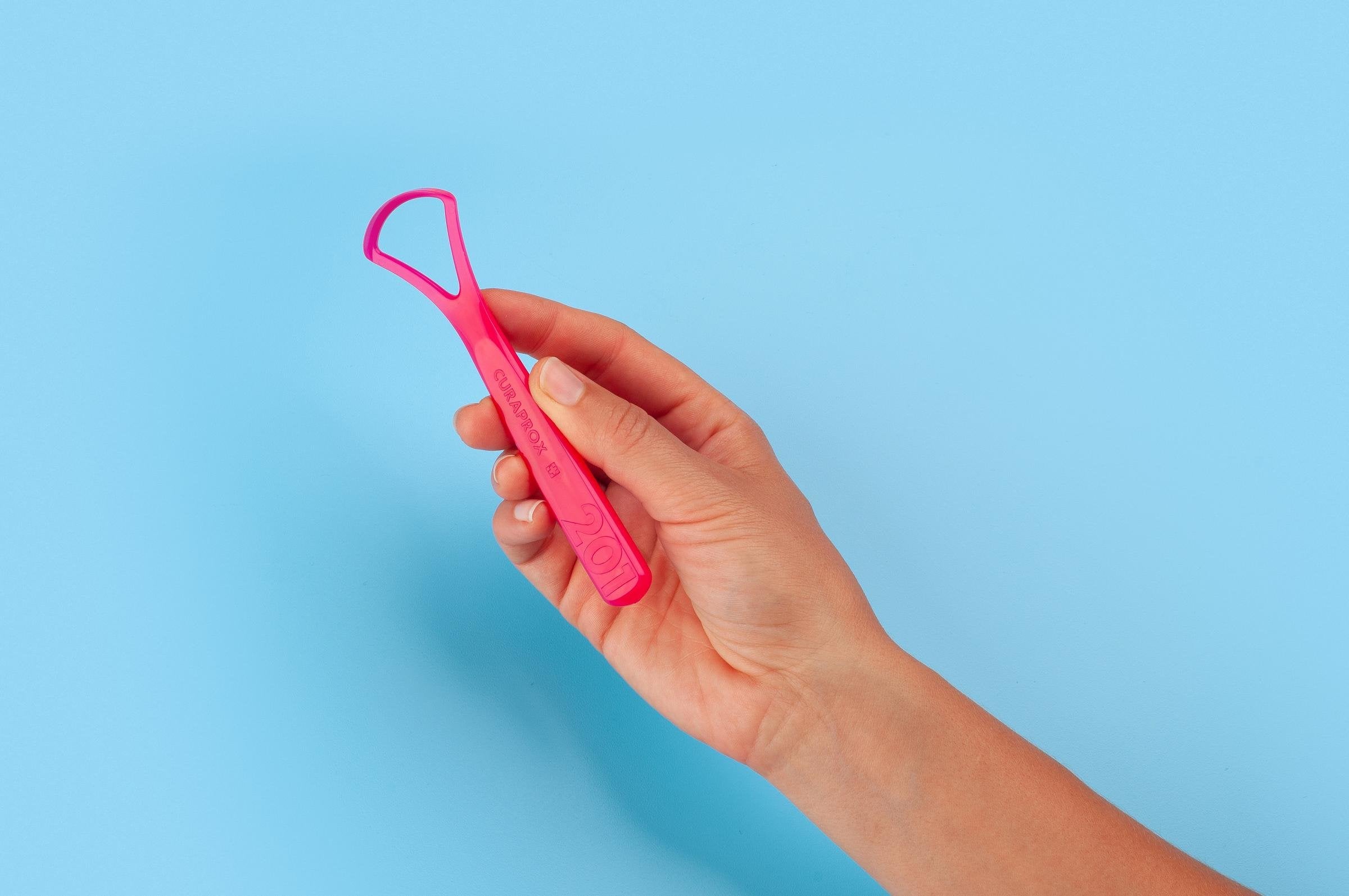 Editorial_Tongue scraper_Single_Bladed_With_Hand