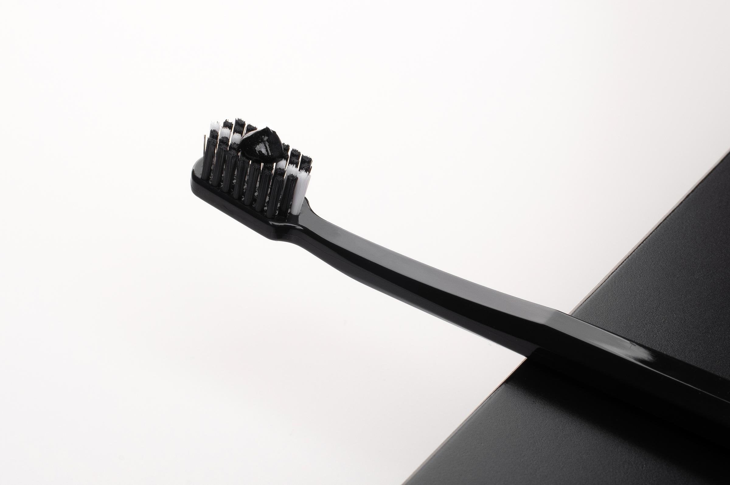 Editorial_Hydrosonic_Black is white_Toothbrush_Black_Toothpaste