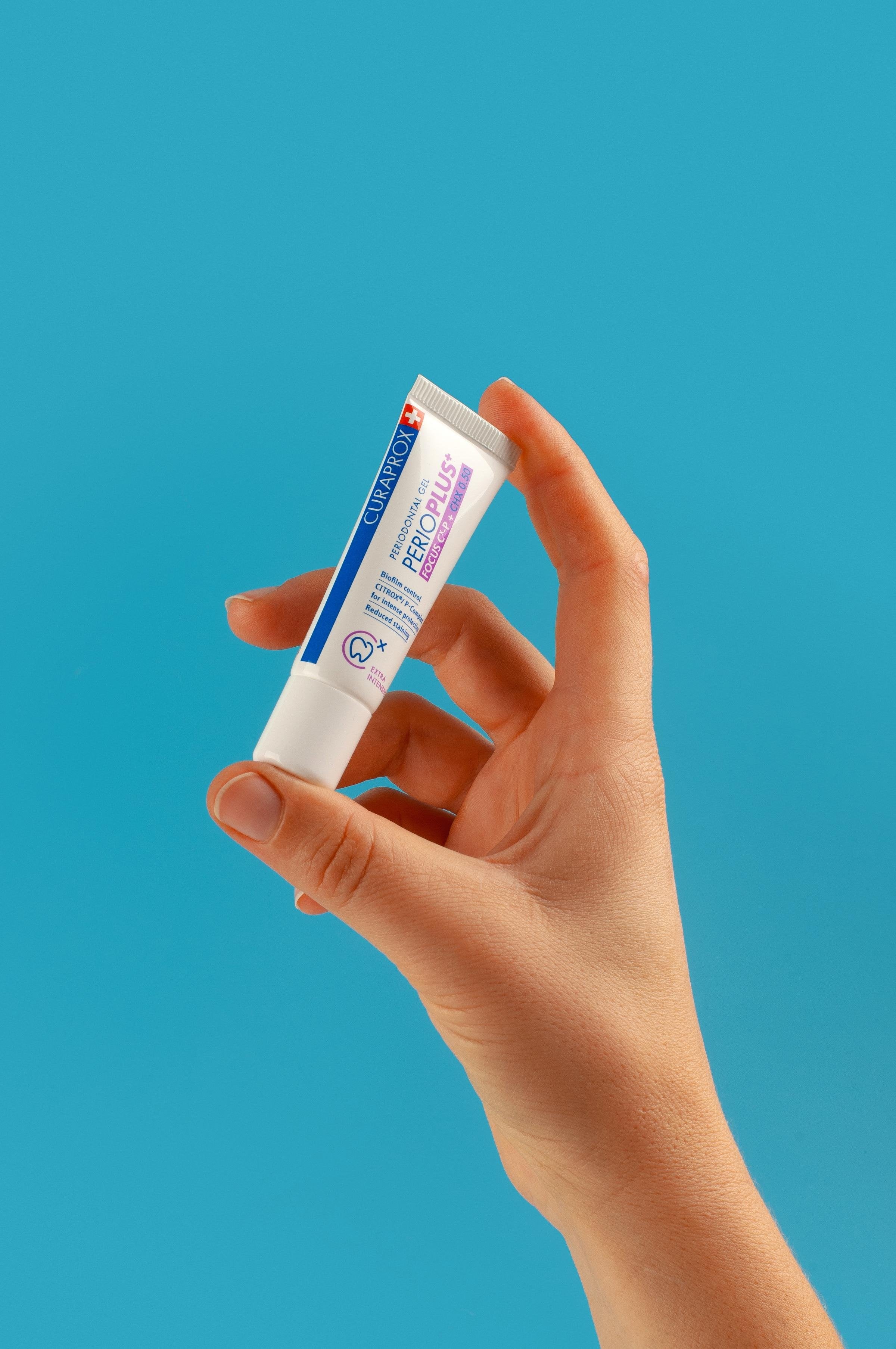 Image_Perio plus_Perio plus focus gel_Editorial_Hand_Gel_Close