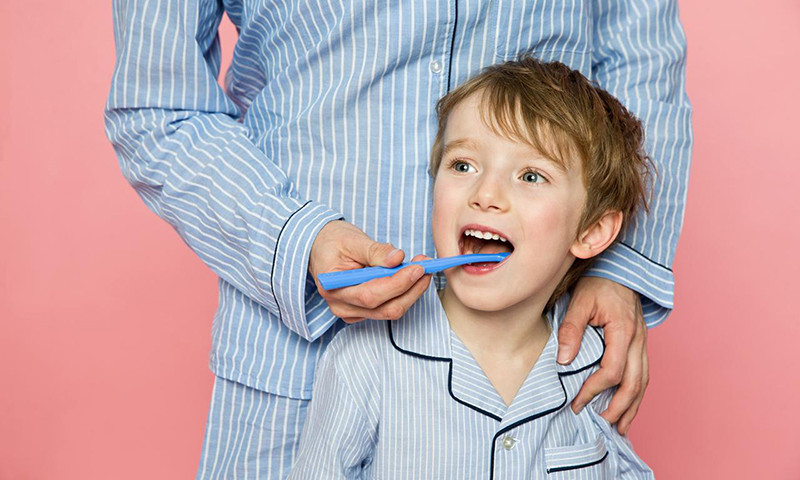 Brushing children's teeth correctly