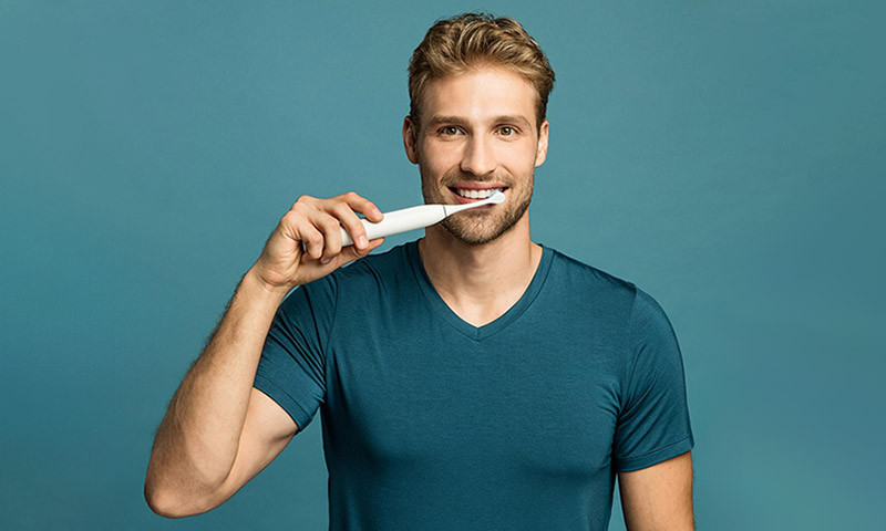 Instructions: Brushing teeth correctly with an electric toothbrush